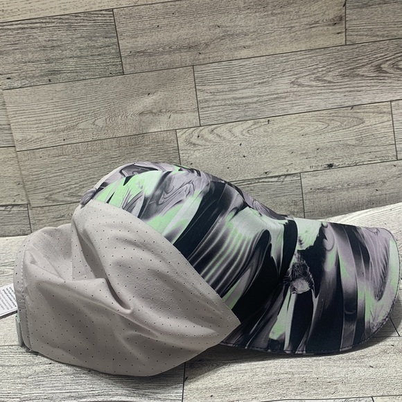 NWT Lululemon Fast and Free Running Hat *Vent Paint Glide Multi - Picture 5 of 5